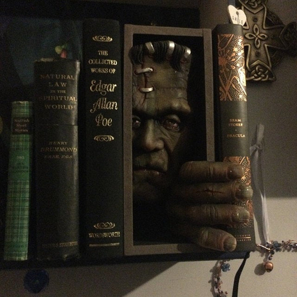 Peeping On The Bookshelf Booknook